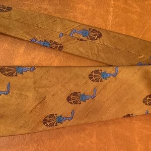 Vintage 1950’s gold silk tie with crest design